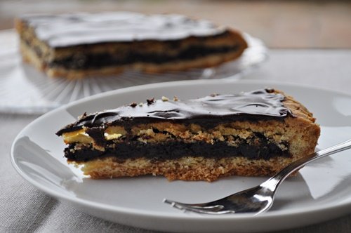 La torta del vescovo: una crostata con marmellata di prugne ricoperta di cioccolato