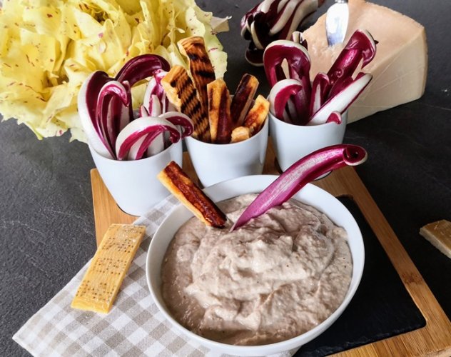 Radimonio con croste di parmigiano grigliate e radicchio tardivo